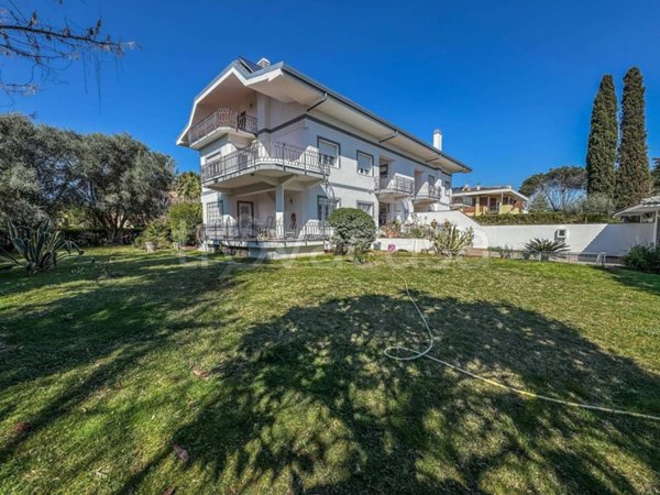 casa indipendente in vendita a Roma in zona Casal Palocco