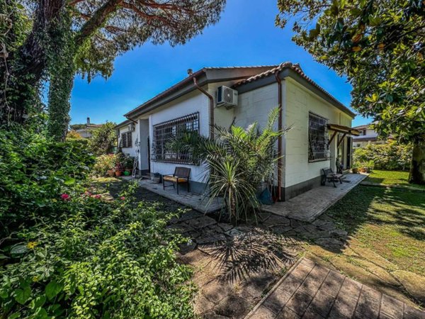 casa indipendente in vendita a Roma in zona Infernetto