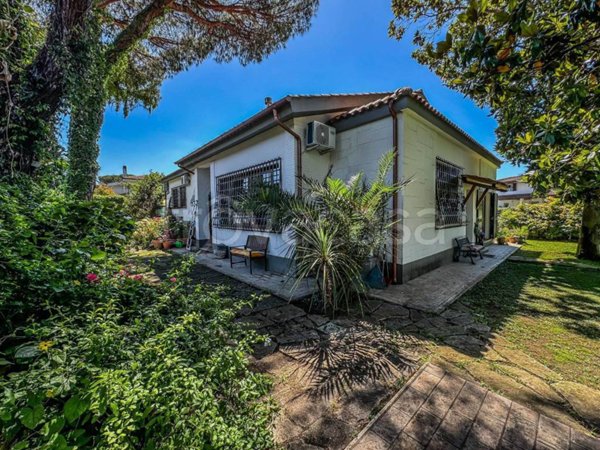 casa indipendente in vendita a Roma in zona Infernetto