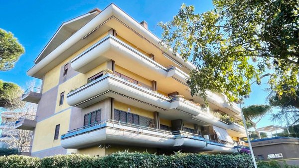 appartamento in vendita a Roma in zona Axa
