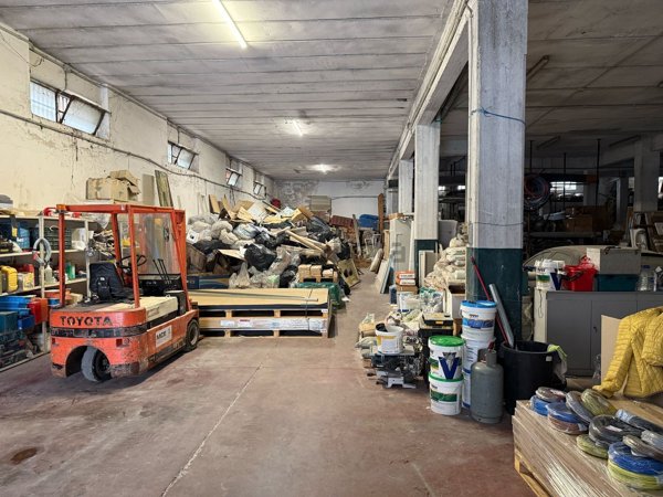 locale di sgombero in vendita a Roma in zona Casal Morena
