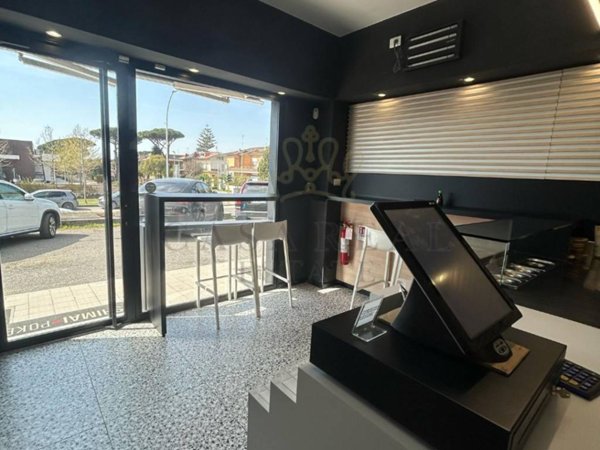 negozio in vendita a Roma in zona Axa