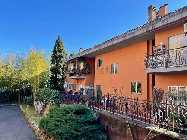 appartamento in vendita a Roma in zona Tomba di Nerone