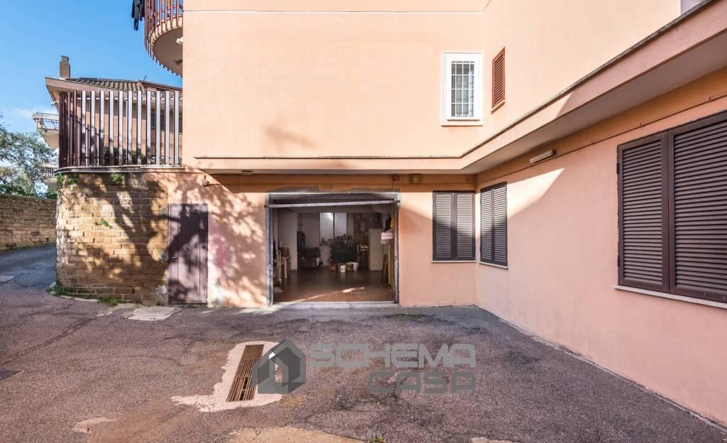 locale di sgombero in vendita a Roma in zona Casal Morena