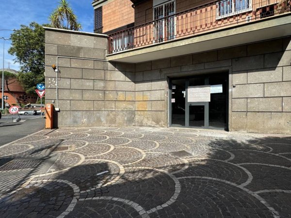 negozio in vendita a Roma in zona Tor di Quinto