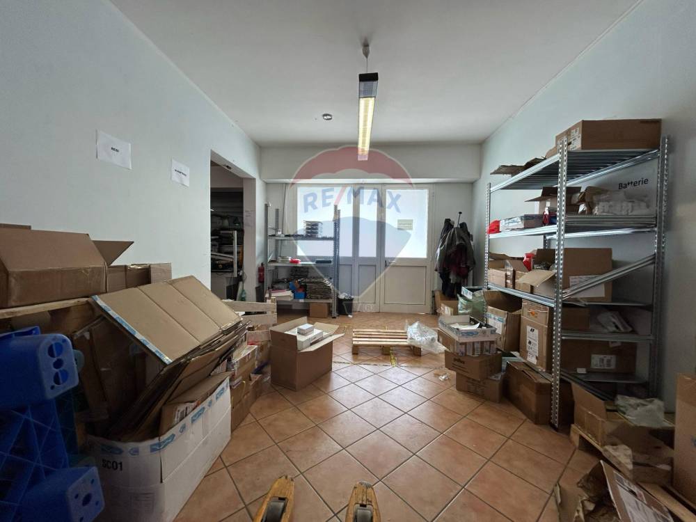 locale commerciale in vendita a Roma