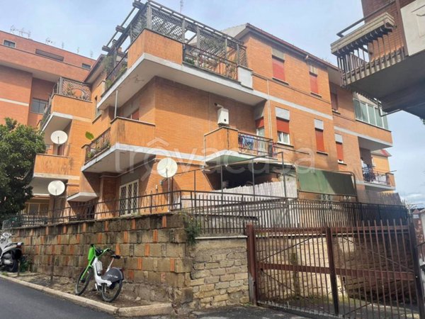 appartamento in vendita a Roma in zona Colle del Sole