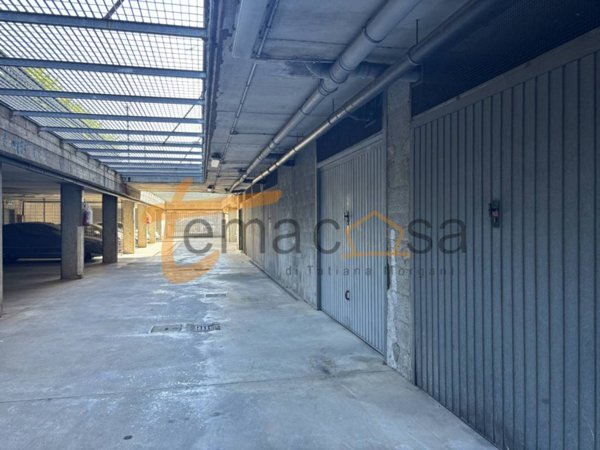 locale commerciale in vendita a Roma in zona Borghesiana