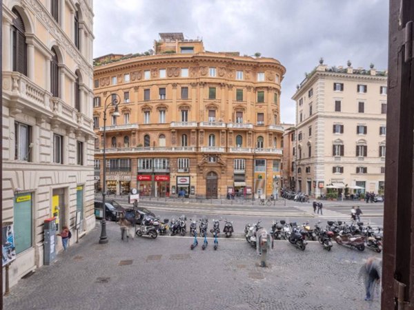appartamento in vendita a Roma in zona Pigna - Sant'Angelo