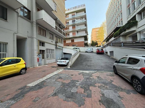 locale di sgombero in vendita a Roma in zona EUR