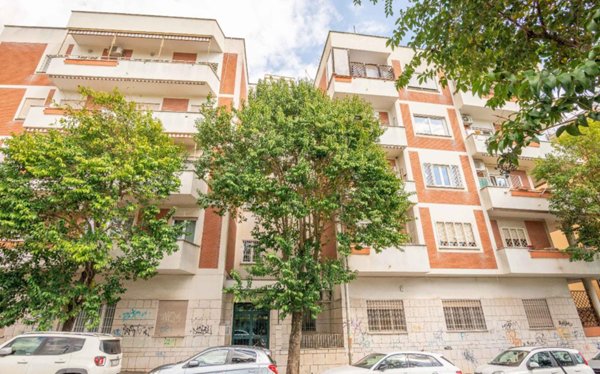 appartamento in vendita a Roma in zona Ardeatino
