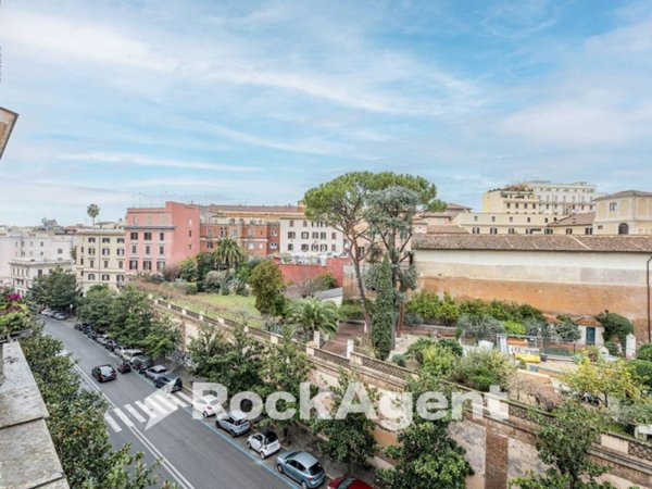 appartamento in vendita a Roma in zona Rione Monti/Campitelli