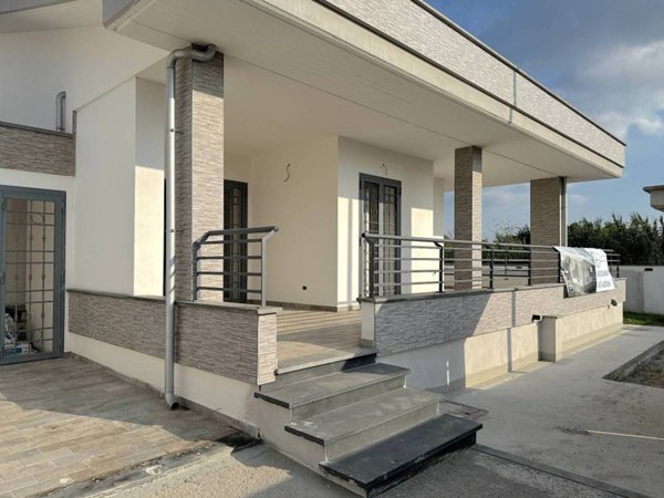 casa indipendente in vendita a Roma in zona Casal Palocco