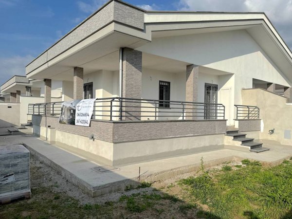 casa indipendente in vendita a Roma in zona Casal Palocco