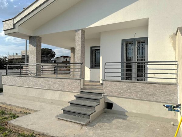 casa indipendente in vendita a Roma in zona Casal Palocco