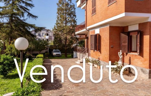 appartamento in vendita a Roma in zona Appio Pignatelli