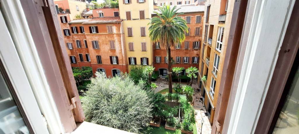 appartamento in vendita a Roma in zona Trevi-Colonna