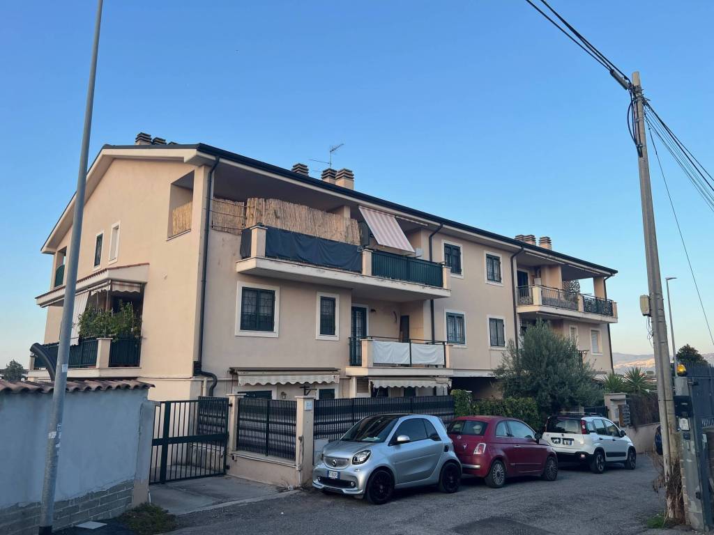 appartamento in vendita a Roma in zona Castelverde