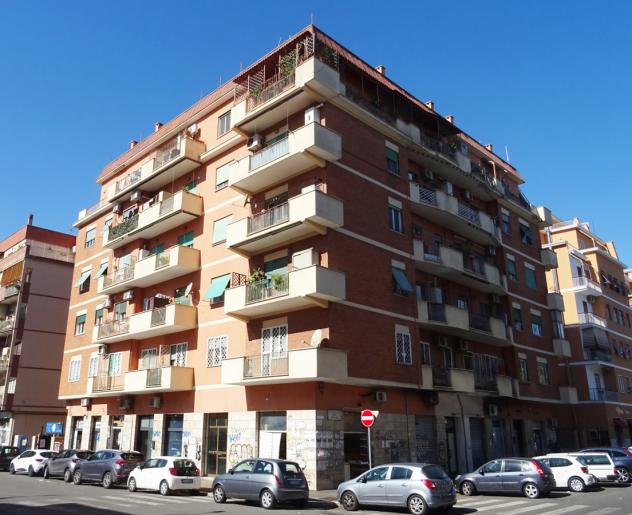 negozio in vendita a Roma in zona Prenestino-Centocelle