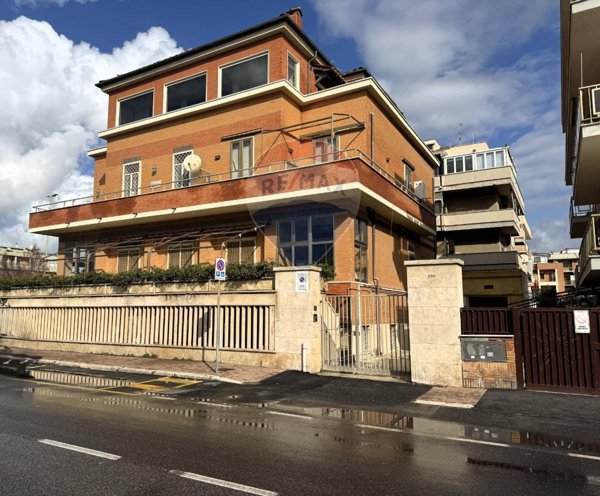 casa indipendente in vendita a Roma in zona Ostia