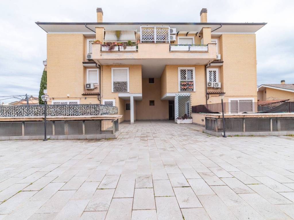 appartamento in vendita a Roma in zona Castelverde