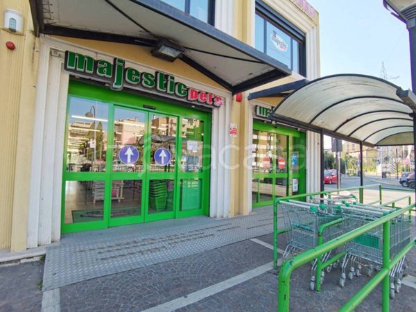 negozio in vendita a Roma in zona Ponte Mammolo