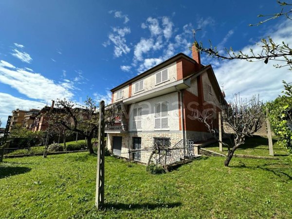casa indipendente in vendita a Roma in zona Massimina/Casal Lumbroso