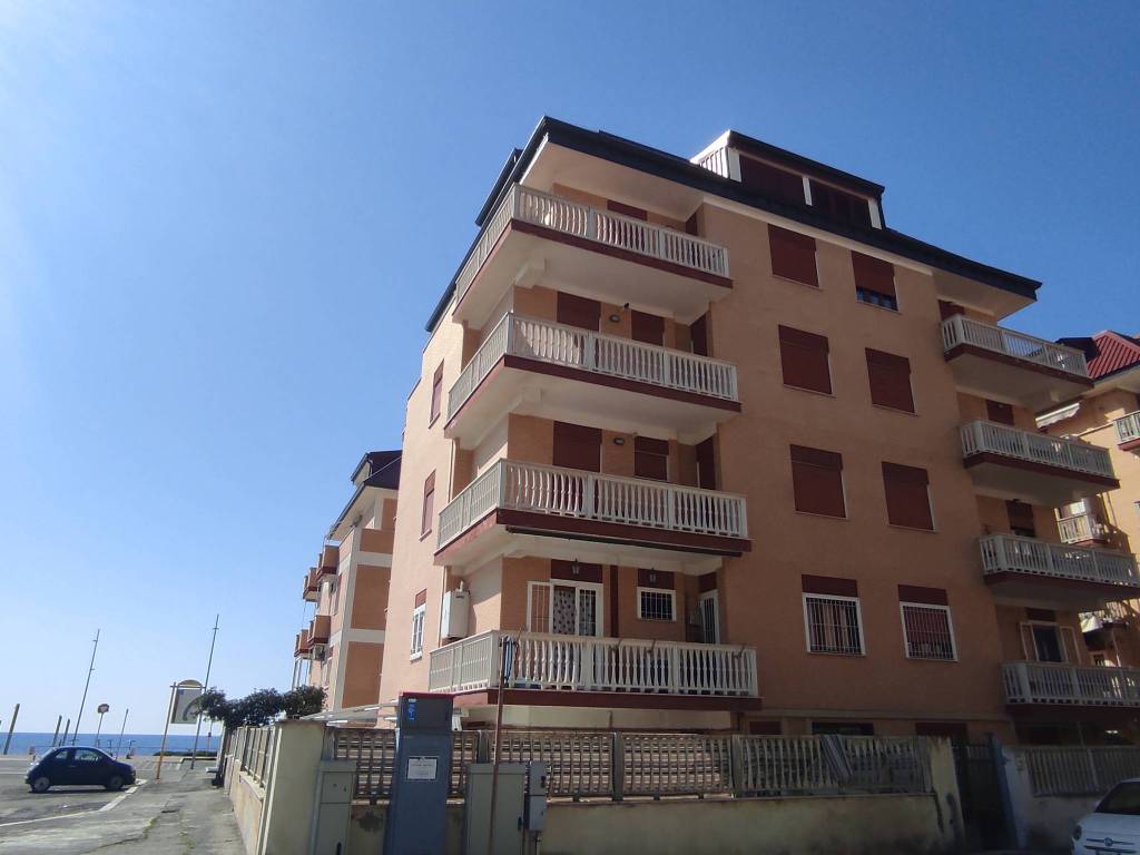 appartamento in vendita a Roma in zona Castel Fusano