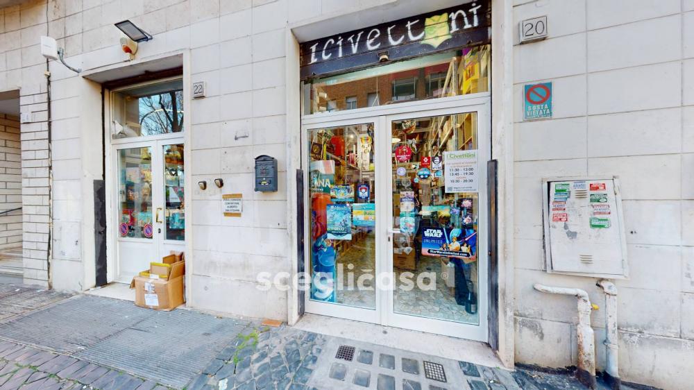 locale commerciale in vendita a Roma in zona Tuscolano