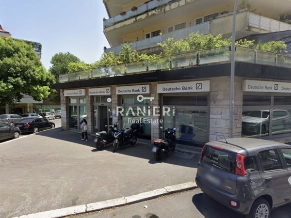 locale commerciale in vendita a Roma in zona Della Vittoria