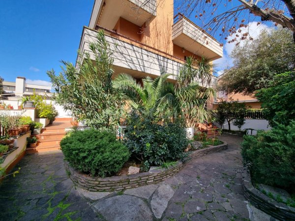 casa indipendente in vendita a Roma in zona Ostia Antica