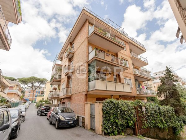 appartamento in vendita a Roma in zona Tomba di Nerone