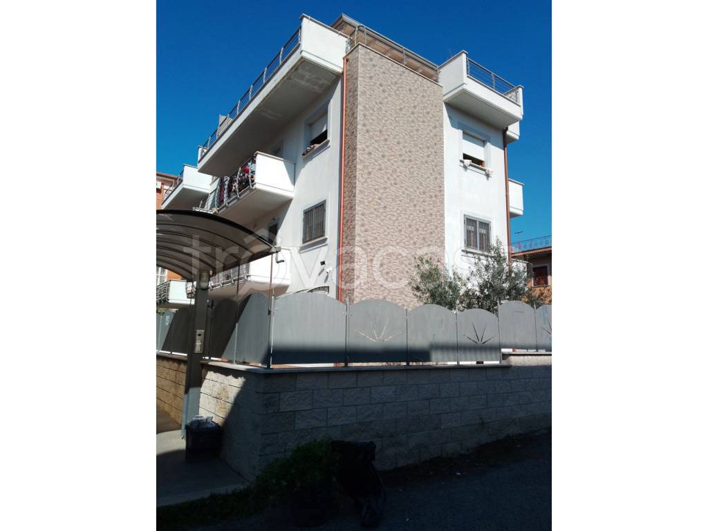 appartamento in vendita a Roma in zona Finocchio
