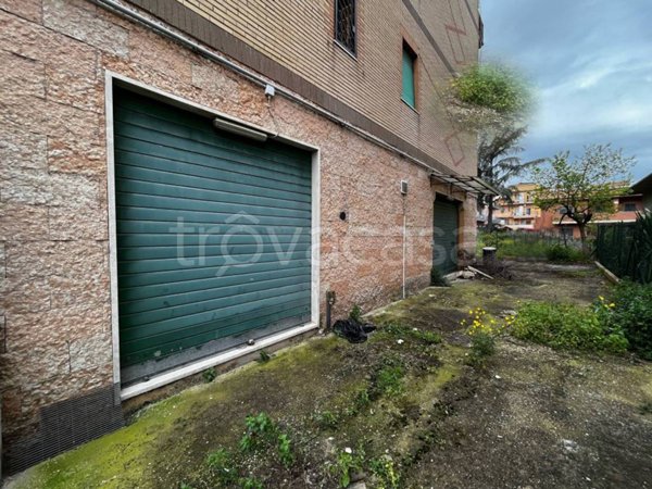 locale commerciale in vendita a Roma in zona Torre Angela