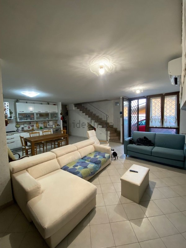casa indipendente in vendita a Roma in zona Lunghezza