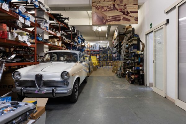 negozio in vendita a Roma in zona Tuscolano