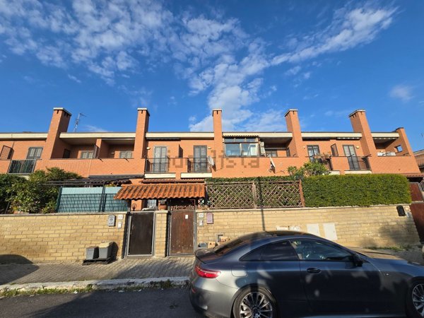casa indipendente in vendita a Roma in zona Ostia Antica