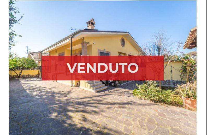 casa indipendente in vendita a Roma in zona Infernetto