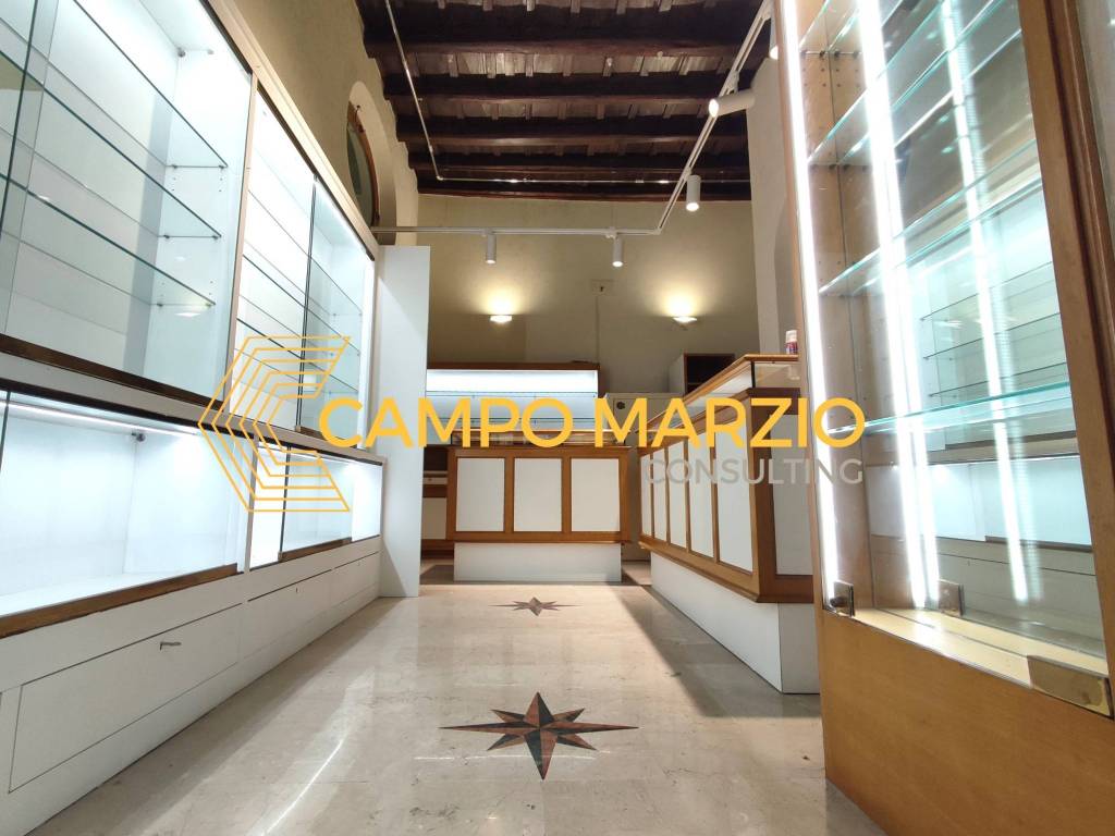 negozio in vendita a Roma in zona Rione Monti/Campitelli