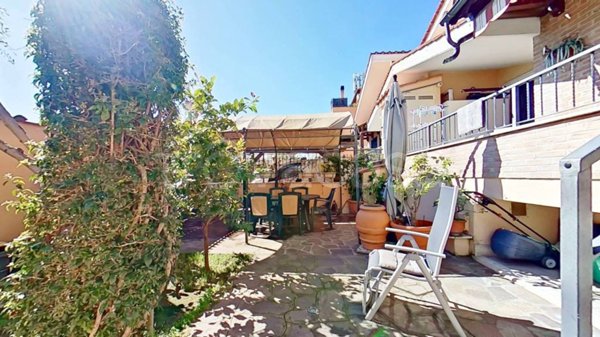 casa indipendente in vendita a Roma in zona Ostia Antica