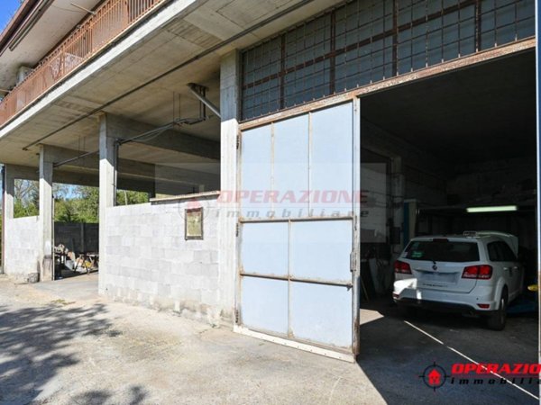 negozio in vendita a Roma in zona Pantan Monastero