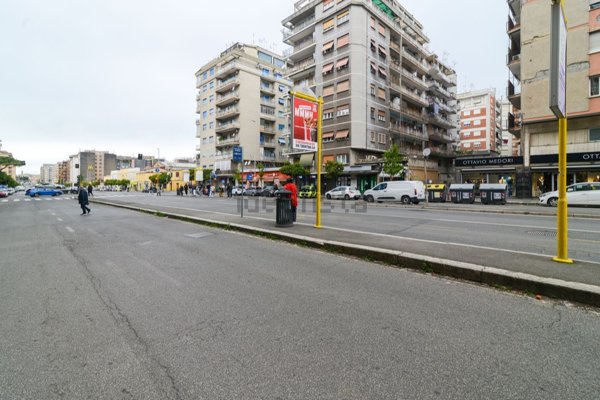 locale commerciale in vendita a Roma in zona Collatino