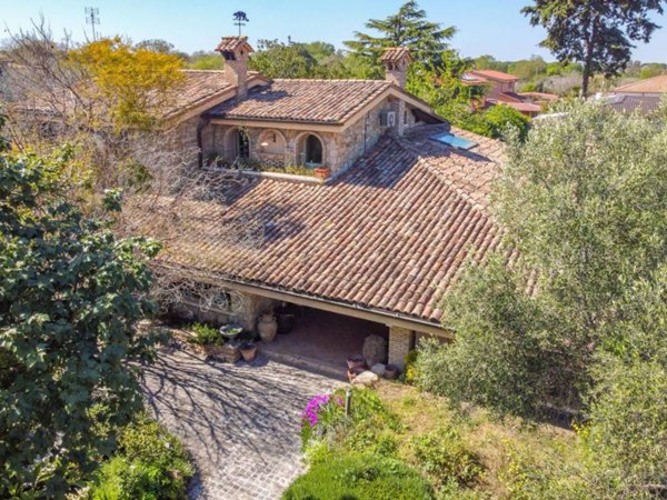 casa indipendente in vendita a Roma in zona Infernetto