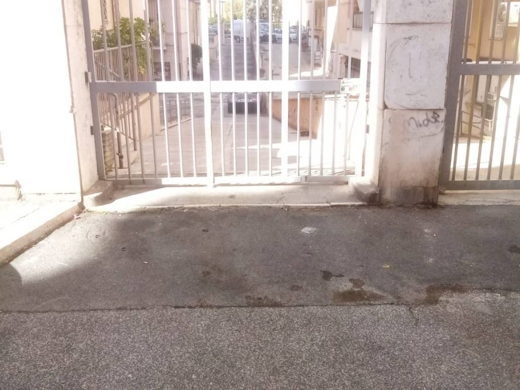 locale commerciale in vendita a Roma in zona Ardeatino