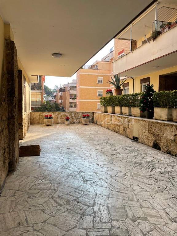 appartamento in vendita a Roma in zona Tomba di Nerone