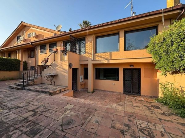 casa indipendente in vendita a Roma in zona Torricola
