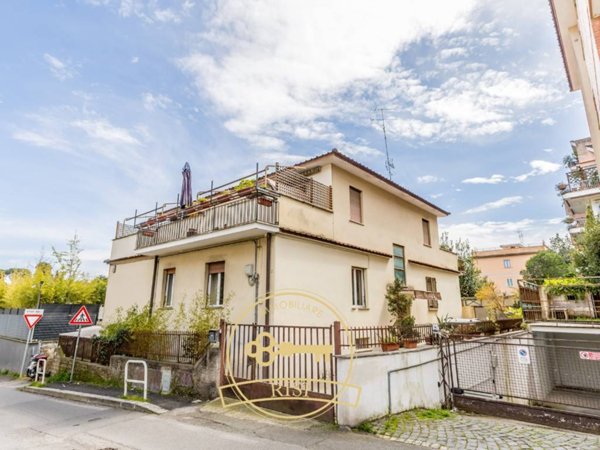 appartamento in vendita a Roma in zona Tomba di Nerone