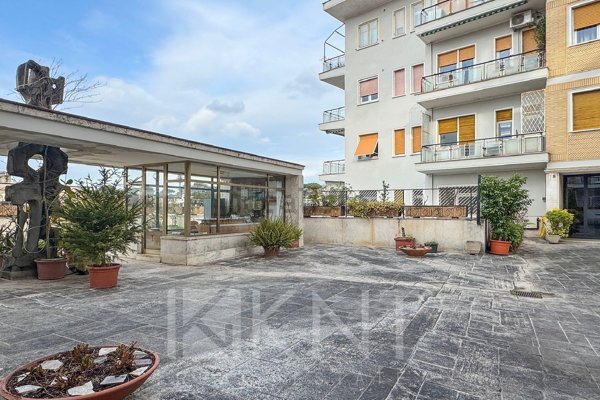appartamento in vendita a Roma in zona Tomba di Nerone