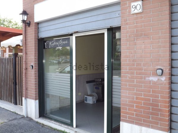 negozio in vendita a Roma in zona Selva Candida