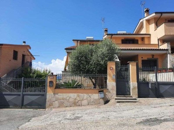 appartamento in vendita a Roma in zona Valle Muricana
